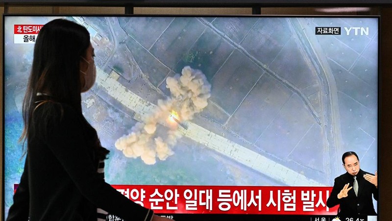Kapal Induk USS Ronald Reagan dan kapal pendarat amfibi Marado Korea Selatan mengambil bagian dalam latihan angkatan laut bersama. (South Korean Defense Ministry vi/Handout)