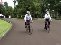 Saat Jokowi & Albanese Bersepeda Keliling Kebun Raya Bogor