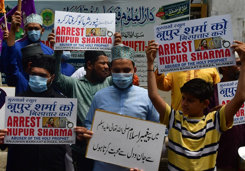 Aktivis Muslim meneriakkan slogan-slogan sebagai reaksi atas pernyataan pemimpin dan juru bicara BJP yang ditangguhkan Nupur Sharma tentang Nabi Muhammad selama protes di Bhendi Bazar. (Hindustan Times via Getty Images/Hindustan Times) Aktivis Muslim meneriakkan slogan-slogan sebagai reaksi atas pernyataan pemimpin dan juru bicara BJP yang ditangguhkan Nupur Sharma tentang Nabi Muhammad selama protes di Bhendi Bazar. (Hindustan Times via Getty Images/Hindustan Times)