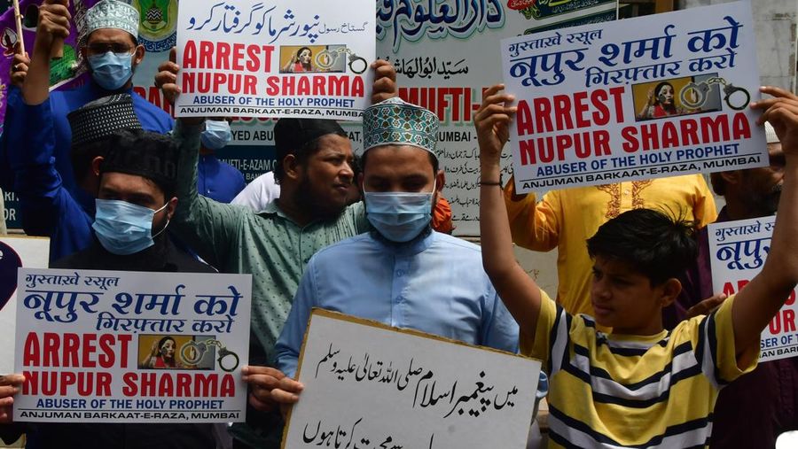 Aktivis Muslim meneriakkan slogan-slogan sebagai reaksi atas pernyataan pemimpin dan juru bicara BJP yang ditangguhkan Nupur Sharma tentang Nabi Muhammad selama protes di Bhendi Bazar. (Hindustan Times via Getty Images/Hindustan Times)