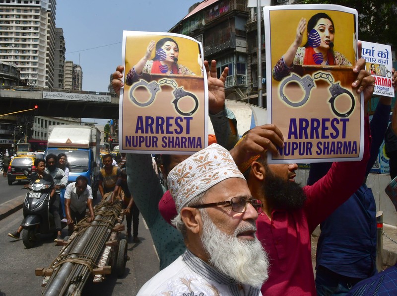 Aktivis Muslim meneriakkan slogan-slogan sebagai reaksi atas pernyataan pemimpin dan juru bicara BJP yang ditangguhkan Nupur Sharma tentang Nabi Muhammad selama protes di Bhendi Bazar. (Hindustan Times via Getty Images/Hindustan Times)