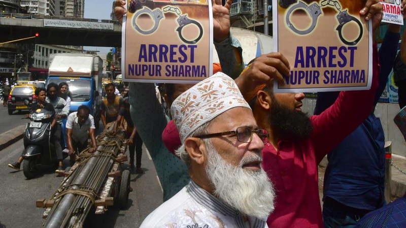 Aktivis Muslim meneriakkan slogan-slogan sebagai reaksi atas pernyataan pemimpin dan juru bicara BJP yang ditangguhkan Nupur Sharma tentang Nabi Muhammad selama protes di Bhendi Bazar. (Hindustan Times via Getty Images/Hindustan Times)