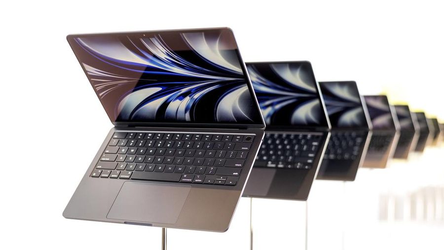Laptop MacBook Air yang baru didesain ulang ditampilkan selama WWDC22 di Apple Park pada 06 Juni 2022 di Cupertino, California. CEO Apple Tim Cook memulai konferensi pengembang tahunan WWDC22. (Getty Images/Justin Sullivan)
