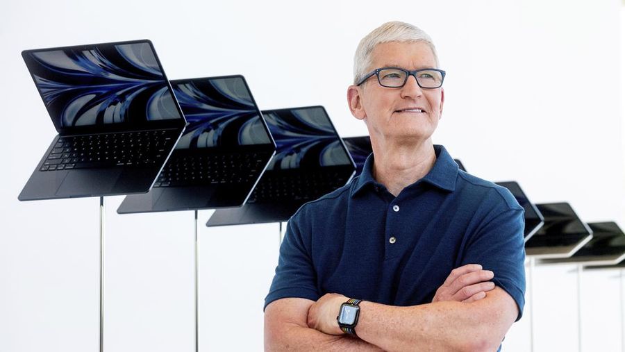 Komputer Apple MacBook Air baru dengan prosesor M2 ditampilkan, Senin, 6 Juni 2022, menyusul presentasi utama Apple's World Wide Developer Conference di kampus kantor pusat Apple di Cupertino, California (AP Photo/Noah Berger)
