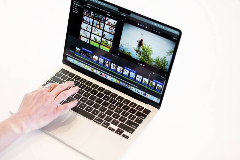 Laptop MacBook Air yang baru didesain ulang ditampilkan selama WWDC22 di Apple Park pada 06 Juni 2022 di Cupertino, California. CEO Apple Tim Cook memulai konferensi pengembang tahunan WWDC22. (Getty Images/Justin Sullivan) Laptop MacBook Air yang baru didesain ulang ditampilkan selama WWDC22 di Apple Park pada 06 Juni 2022 di Cupertino, California. CEO Apple Tim Cook memulai konferensi pengembang tahunan WWDC22. (Getty Images/Justin Sullivan)