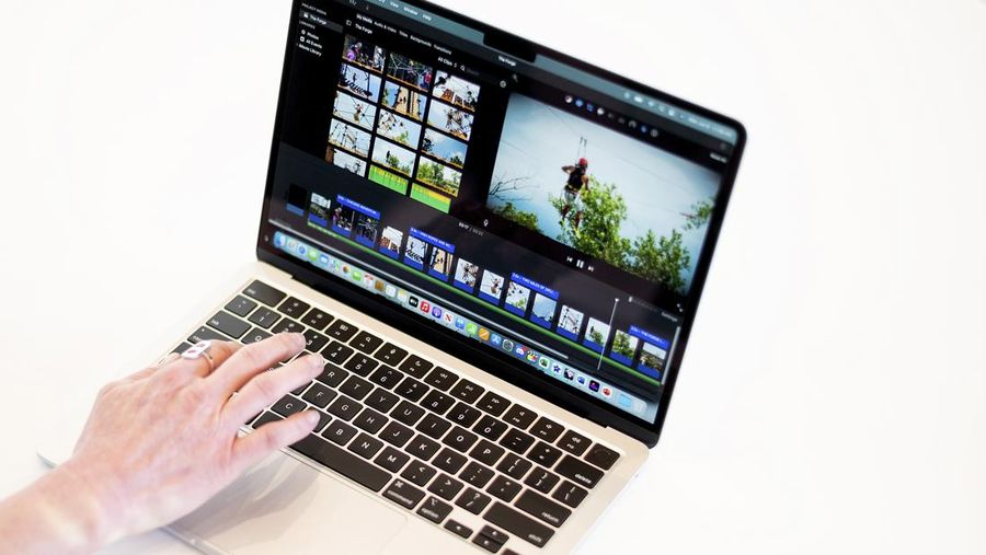 Laptop MacBook Air yang baru didesain ulang ditampilkan selama WWDC22 di Apple Park pada 06 Juni 2022 di Cupertino, California. CEO Apple Tim Cook memulai konferensi pengembang tahunan WWDC22. (Getty Images/Justin Sullivan)