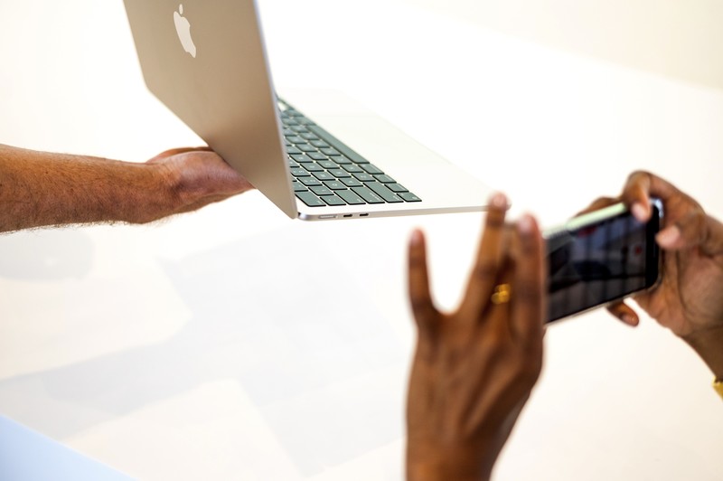 Laptop MacBook Air yang baru didesain ulang ditampilkan selama WWDC22 di Apple Park pada 06 Juni 2022 di Cupertino, California. CEO Apple Tim Cook memulai konferensi pengembang tahunan WWDC22. (Getty Images/Justin Sullivan)