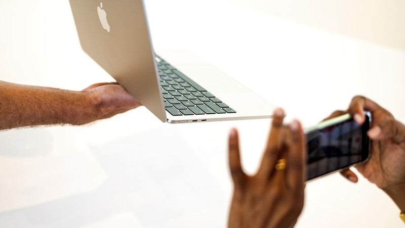 Laptop MacBook Air yang baru didesain ulang ditampilkan selama WWDC22 di Apple Park pada 06 Juni 2022 di Cupertino, California. CEO Apple Tim Cook memulai konferensi pengembang tahunan WWDC22. (Getty Images/Justin Sullivan)
