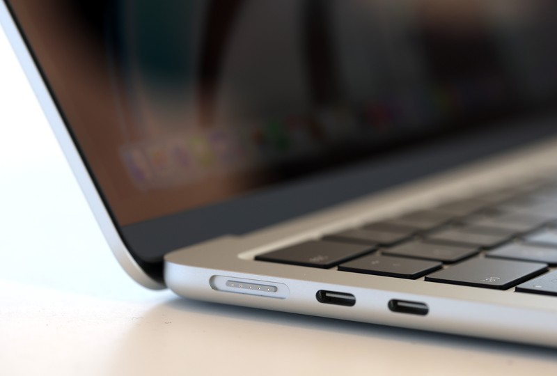 Laptop MacBook Air yang baru didesain ulang ditampilkan selama WWDC22 di Apple Park pada 06 Juni 2022 di Cupertino, California. CEO Apple Tim Cook memulai konferensi pengembang tahunan WWDC22. (Getty Images/Justin Sullivan)