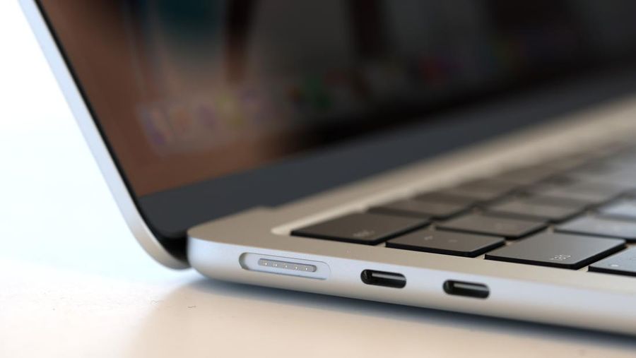 Laptop MacBook Air yang baru didesain ulang ditampilkan selama WWDC22 di Apple Park pada 06 Juni 2022 di Cupertino, California. CEO Apple Tim Cook memulai konferensi pengembang tahunan WWDC22. (Getty Images/Justin Sullivan)
