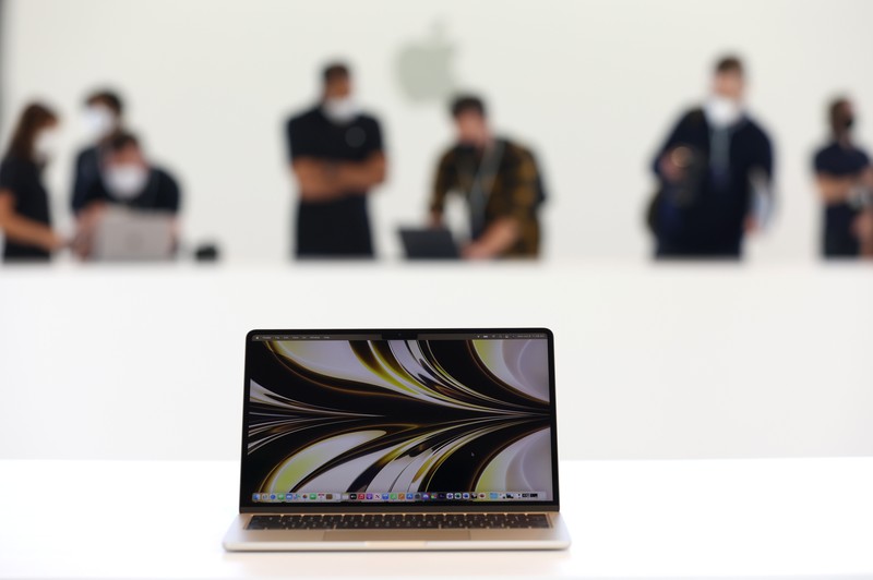 Laptop MacBook Air yang baru didesain ulang ditampilkan selama WWDC22 di Apple Park pada 06 Juni 2022 di Cupertino, California. CEO Apple Tim Cook memulai konferensi pengembang tahunan WWDC22. (Getty Images/Justin Sullivan) Laptop MacBook Air yang baru didesain ulang ditampilkan selama WWDC22 di Apple Park pada 06 Juni 2022 di Cupertino, California. CEO Apple Tim Cook memulai konferensi pengembang tahunan WWDC22. (Getty Images/Justin Sullivan)