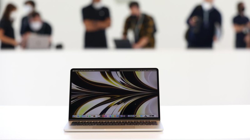 Laptop MacBook Air yang baru didesain ulang ditampilkan selama WWDC22 di Apple Park pada 06 Juni 2022 di Cupertino, California. CEO Apple Tim Cook memulai konferensi pengembang tahunan WWDC22. (Getty Images/Justin Sullivan)