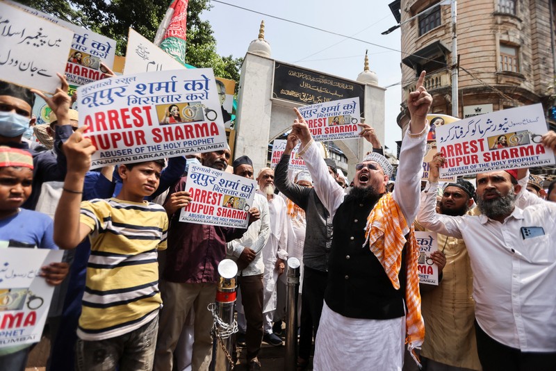 Aktivis Muslim meneriakkan slogan-slogan sebagai reaksi atas pernyataan pemimpin dan juru bicara BJP yang ditangguhkan Nupur Sharma tentang Nabi Muhammad selama protes di Bhendi Bazar. (Hindustan Times via Getty Images/Hindustan Times) Aktivis Muslim meneriakkan slogan-slogan sebagai reaksi atas pernyataan pemimpin dan juru bicara BJP yang ditangguhkan Nupur Sharma tentang Nabi Muhammad selama protes di Bhendi Bazar. (Hindustan Times via Getty Images/Hindustan Times)