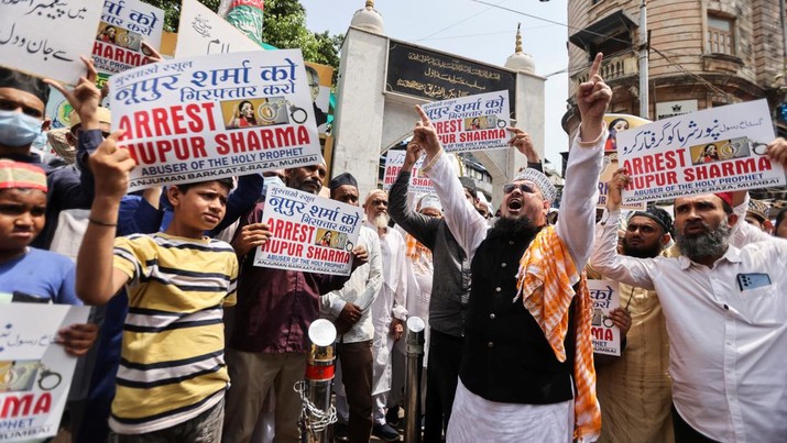 Orang-orang yang memegang plakat meneriakkan slogan-slogan menuntut penangkapan anggota Partai Bharatiya Janata (BJP) Nupur Sharma atas komentarnya yang menghujat Nabi Muhammad, di sebuah jalan di Mumbai, India. (REUTERS/FRANCIS MASCARENHAS)