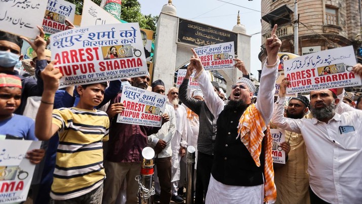 Orang-orang yang memegang plakat meneriakkan slogan-slogan menuntut penangkapan anggota Partai Bharatiya Janata (BJP) Nupur Sharma atas komentarnya yang menghujat Nabi Muhammad, di sebuah jalan di Mumbai, India. (REUTERS/FRANCIS MASCARENHAS) Orang-orang yang memegang plakat meneriakkan slogan-slogan menuntut penangkapan anggota Partai Bharatiya Janata (BJP) Nupur Sharma atas komentarnya yang menghujat Nabi Muhammad, di sebuah jalan di Mumbai, India. (REUTERS/FRANCIS MASCARENHAS)