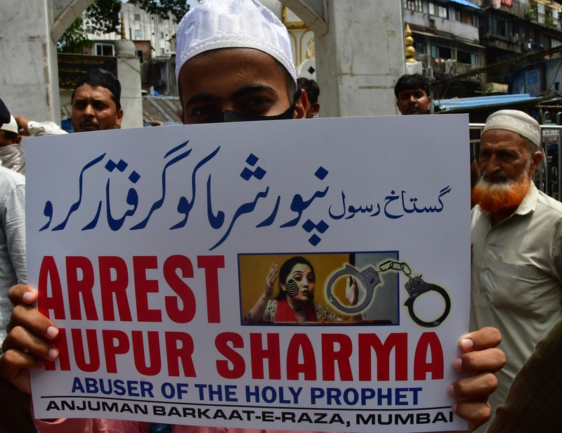 Aktivis Muslim meneriakkan slogan-slogan sebagai reaksi atas pernyataan pemimpin dan juru bicara BJP yang ditangguhkan Nupur Sharma tentang Nabi Muhammad selama protes di Bhendi Bazar. (Hindustan Times via Getty Images/Hindustan Times)