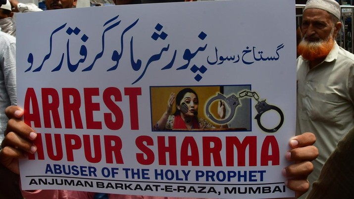 Orang-orang yang memegang plakat meneriakkan slogan-slogan menuntut penangkapan anggota Partai Bharatiya Janata (BJP) Nupur Sharma atas komentarnya yang menghujat Nabi Muhammad, di sebuah jalan di Mumbai, India. (REUTERS/FRANCIS MASCARENHAS)