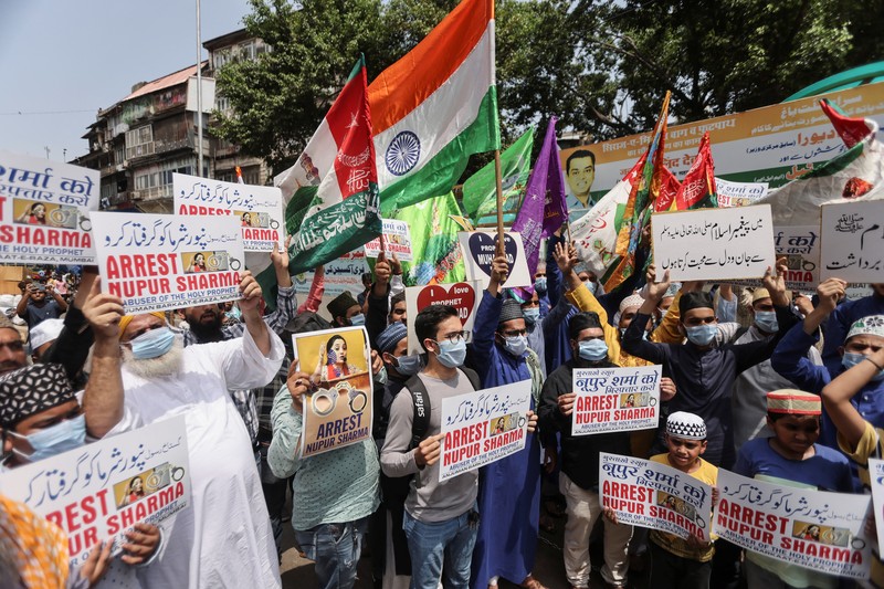 Aktivis Muslim meneriakkan slogan-slogan sebagai reaksi atas pernyataan pemimpin dan juru bicara BJP yang ditangguhkan Nupur Sharma tentang Nabi Muhammad selama protes di Bhendi Bazar. (Hindustan Times via Getty Images/Hindustan Times) Aktivis Muslim meneriakkan slogan-slogan sebagai reaksi atas pernyataan pemimpin dan juru bicara BJP yang ditangguhkan Nupur Sharma tentang Nabi Muhammad selama protes di Bhendi Bazar. (Hindustan Times via Getty Images/Hindustan Times)