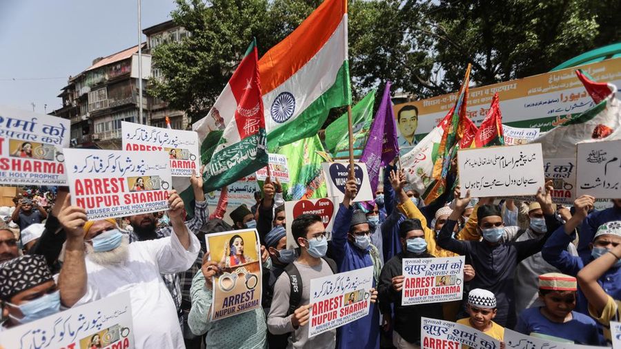 Orang-orang yang memegang plakat meneriakkan slogan-slogan menuntut penangkapan anggota Partai Bharatiya Janata (BJP) Nupur Sharma atas komentarnya yang menghujat Nabi Muhammad, di sebuah jalan di Mumbai, India, 6 Juni 2022.