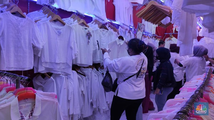Pedagang pakaian bekas impor saat pengunjung tiba dj lantai 3, Pasar Senen Blok III,  Selasa (7/6/2022). (CNBC Indonesia/Andrean Kristianto)
