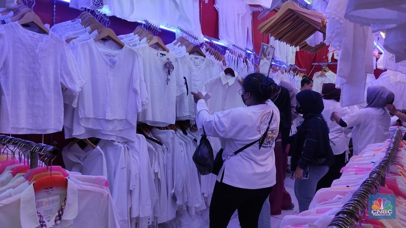 Pedagang pakaian bekas impor saat pengunjung tiba dj lantai 3, Pasar Senen Blok III,  Selasa (7/6/2022). (CNBC Indonesia/Andrean Kristianto)