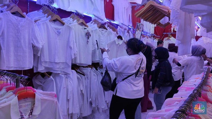 Pedagang pakaian bekas impor saat pengunjung tiba dj lantai 3, Pasar Senen Blok III, Selasa (7/6/2022). (CNBC Indonesia/Andrean Kristianto) Pedagang pakaian bekas impor saat pengunjung tiba dj lantai 3, Pasar Senen Blok III, Selasa (7/6/2022). (CNBC Indonesia/Andrean Kristianto)