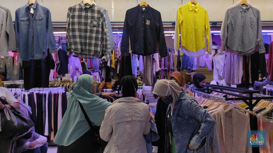 Pedagang pakaian bekas impor saat pengunjung tiba dj lantai 3, Pasar Senen Blok III,  Selasa (7/6/2022). (CNBC Indonesia/Andrean Kristianto)