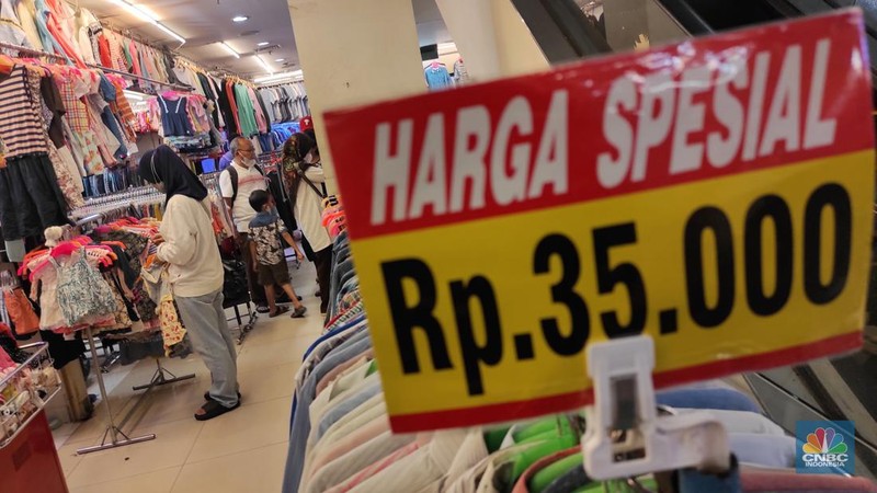 Pedagang pakaian bekas impor saat pengunjung tiba dj lantai 3, Pasar Senen Blok III,  Selasa (7/6/2022). (CNBC Indonesia/Andrean Kristianto)