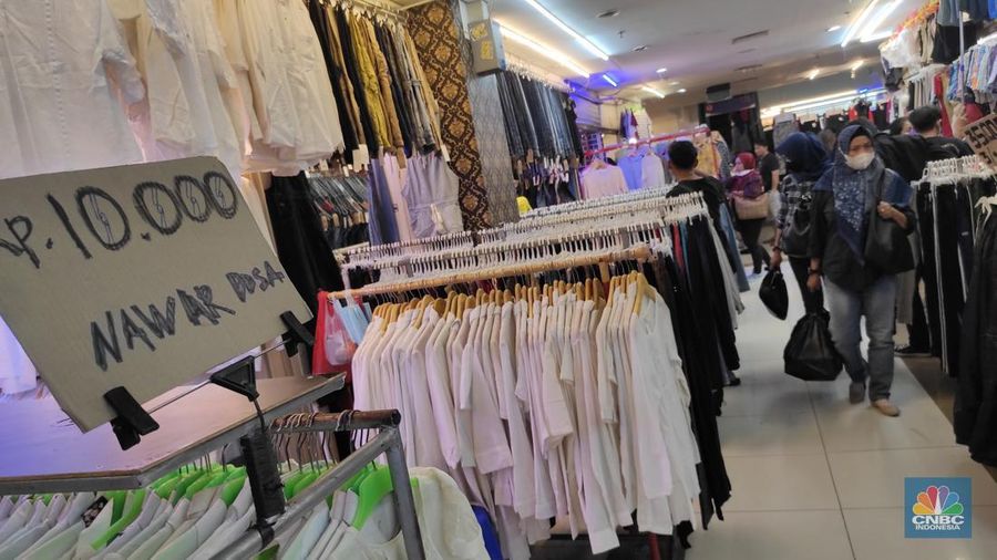 Pedagang pakaian bekas impor saat pengunjung tiba dj lantai 3, Pasar Senen Blok III,  Selasa (7/6/2022). (CNBC Indonesia/Andrean Kristianto)