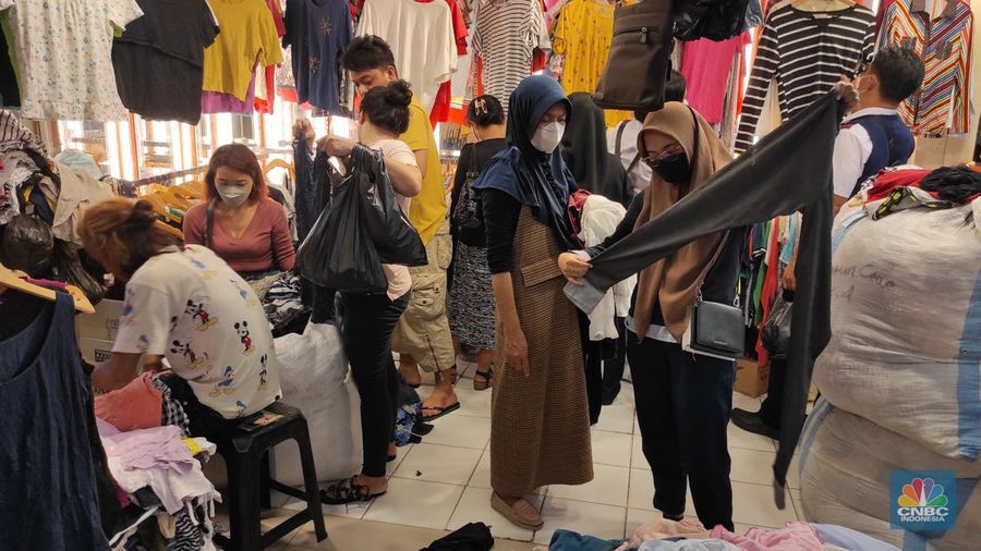 Pedagang pakaian bekas impor saat pengunjung tiba dj lantai 3, Pasar Senen Blok III,  Selasa (7/6/2022). (CNBC Indonesia/Andrean Kristianto)