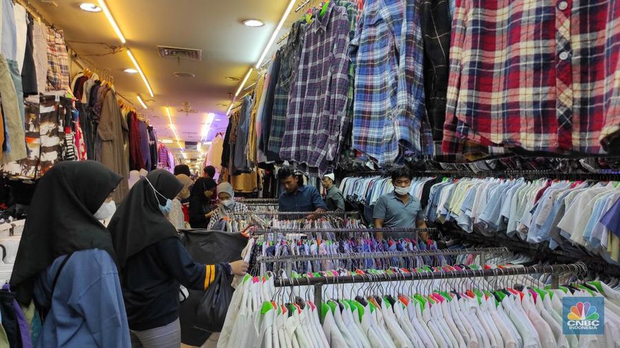 Pedagang pakaian bekas impor saat pengunjung tiba dj lantai 3, Pasar Senen Blok III,  Selasa (7/6/2022). (CNBC Indonesia/Andrean Kristianto)