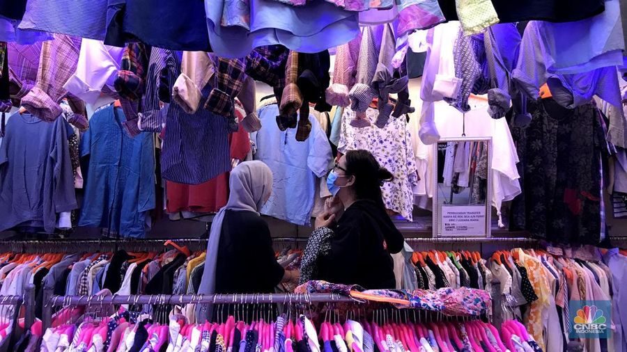 Pedagang pakaian bekas impor saat pengunjung tiba dj lantai 3, Pasar Senen Blok III, Selasa (7/6/2022). (CNBC Indonesia/Andrean Kristianto)