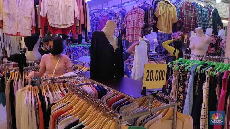 Pedagang pakaian bekas impor saat pengunjung tiba dj lantai 3, Pasar Senen Blok III,  Selasa (7/6/2022). (CNBC Indonesia/Andrean Kristianto)