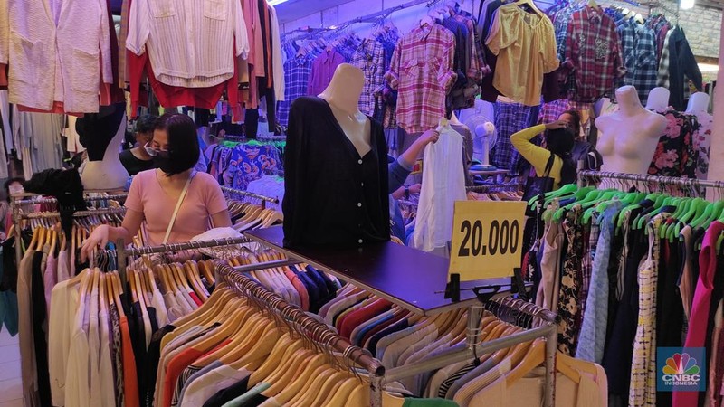 Pedagang pakaian bekas impor saat pengunjung tiba dj lantai 3, Pasar Senen Blok III,  Selasa (7/6/2022). (CNBC Indonesia/Andrean Kristianto)