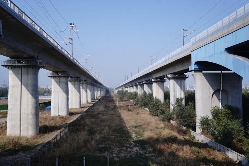 Peralatan untuk kebutuhan sistem persinyalan (signaling), komunikasi dan informasi proyek Kereta Cepat Jakarta-Bandung (KCJB) sudah tiba di Indonesia melalui Pelabuhan Tanjung Priok pada akhir Mei lalu. Peralatan-peralatan yang tiba itu adalah bagian dari control system pada proyek KCJB. (Dok: KCIC)