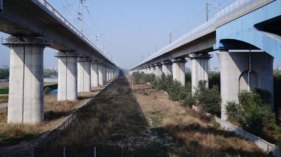 Peralatan untuk kebutuhan sistem persinyalan (signaling), komunikasi dan informasi proyek Kereta Cepat Jakarta-Bandung (KCJB) sudah tiba di Indonesia melalui Pelabuhan Tanjung Priok pada akhir Mei lalu. Peralatan-peralatan yang tiba itu adalah bagian dari control system pada proyek KCJB. (Dok: KCIC)