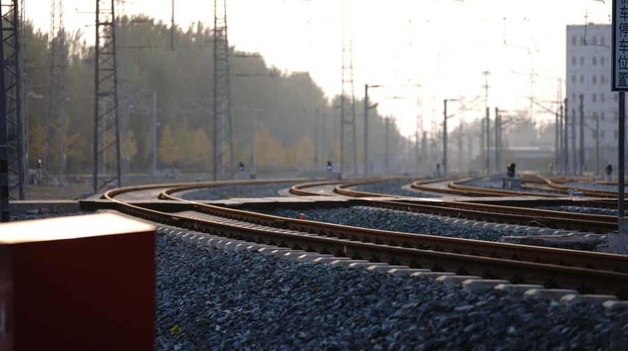 Peralatan untuk kebutuhan sistem persinyalan (signaling), komunikasi dan informasi proyek Kereta Cepat Jakarta-Bandung (KCJB) sudah tiba di Indonesia melalui Pelabuhan Tanjung Priok pada akhir Mei lalu. Peralatan-peralatan yang tiba itu adalah bagian dari control system pada proyek KCJB. (Dok: KCIC)