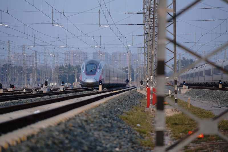 Peralatan untuk kebutuhan sistem persinyalan (signaling), komunikasi dan informasi proyek Kereta Cepat Jakarta-Bandung (KCJB) sudah tiba di Indonesia melalui Pelabuhan Tanjung Priok pada akhir Mei lalu. Peralatan-peralatan yang tiba itu adalah bagian dari control system pada proyek KCJB. (Dok: KCIC)