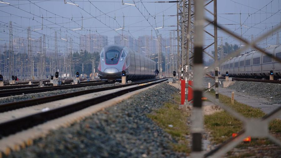 Peralatan untuk kebutuhan sistem persinyalan (signaling), komunikasi dan informasi proyek Kereta Cepat Jakarta-Bandung (KCJB) sudah tiba di Indonesia melalui Pelabuhan Tanjung Priok pada akhir Mei lalu. Peralatan-peralatan yang tiba itu adalah bagian dari control system pada proyek KCJB. (Dok: KCIC)