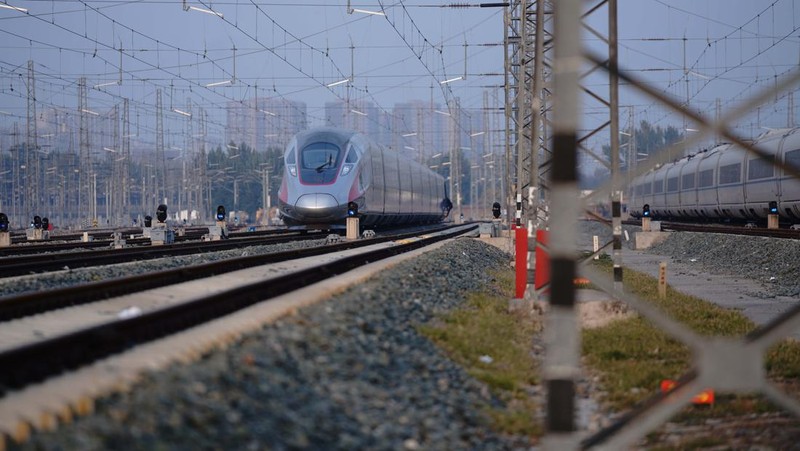 Peralatan untuk kebutuhan sistem persinyalan (signaling), komunikasi dan informasi proyek Kereta Cepat Jakarta-Bandung (KCJB) sudah tiba di Indonesia melalui Pelabuhan Tanjung Priok pada akhir Mei lalu. Peralatan-peralatan yang tiba itu adalah bagian dari control system pada proyek KCJB. (Dok: KCIC)