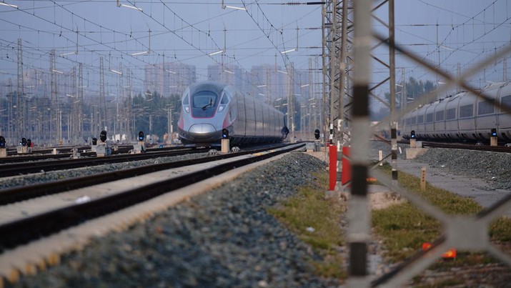 Peralatan untuk kebutuhan sistem persinyalan (signaling), komunikasi dan informasi proyek Kereta Cepat Jakarta-Bandung (KCJB) sudah tiba di Indonesia melalui Pelabuhan Tanjung Priok pada akhir Mei lalu. Peralatan-peralatan yang tiba itu adalah bagian dari control system pada proyek KCJB. (Dok: KCIC) Peralatan untuk kebutuhan sistem persinyalan (signaling), komunikasi dan informasi proyek Kereta Cepat Jakarta-Bandung (KCJB) sudah tiba di Indonesia melalui Pelabuhan Tanjung Priok pada akhir Mei lalu. Peralatan-peralatan yang tiba itu adalah bagian dari control system pada proyek KCJB. (Dok: KCIC)