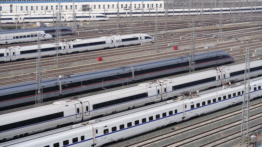 Peralatan untuk kebutuhan sistem persinyalan (signaling), komunikasi dan informasi proyek Kereta Cepat Jakarta-Bandung (KCJB) sudah tiba di Indonesia melalui Pelabuhan Tanjung Priok pada akhir Mei lalu. Peralatan-peralatan yang tiba itu adalah bagian dari control system pada proyek KCJB. (Dok: KCIC)