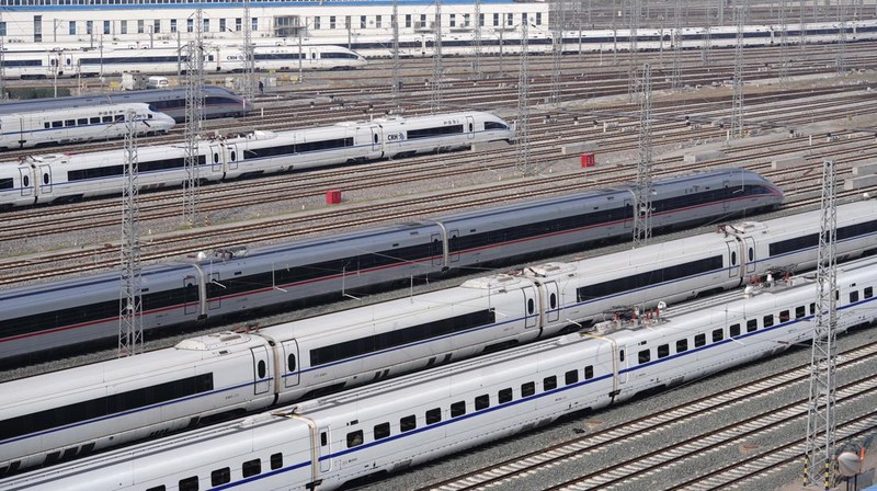 Peralatan untuk kebutuhan sistem persinyalan (signaling), komunikasi dan informasi proyek Kereta Cepat Jakarta-Bandung (KCJB) sudah tiba di Indonesia melalui Pelabuhan Tanjung Priok pada akhir Mei lalu. Peralatan-peralatan yang tiba itu adalah bagian dari control system pada proyek KCJB. (Dok: KCIC)