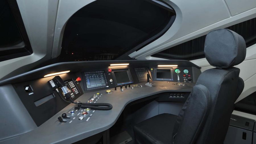 Peralatan untuk kebutuhan sistem persinyalan (signaling), komunikasi dan informasi proyek Kereta Cepat Jakarta-Bandung (KCJB) sudah tiba di Indonesia melalui Pelabuhan Tanjung Priok pada akhir Mei lalu. Peralatan-peralatan yang tiba itu adalah bagian dari control system pada proyek KCJB. (Dok: KCIC)