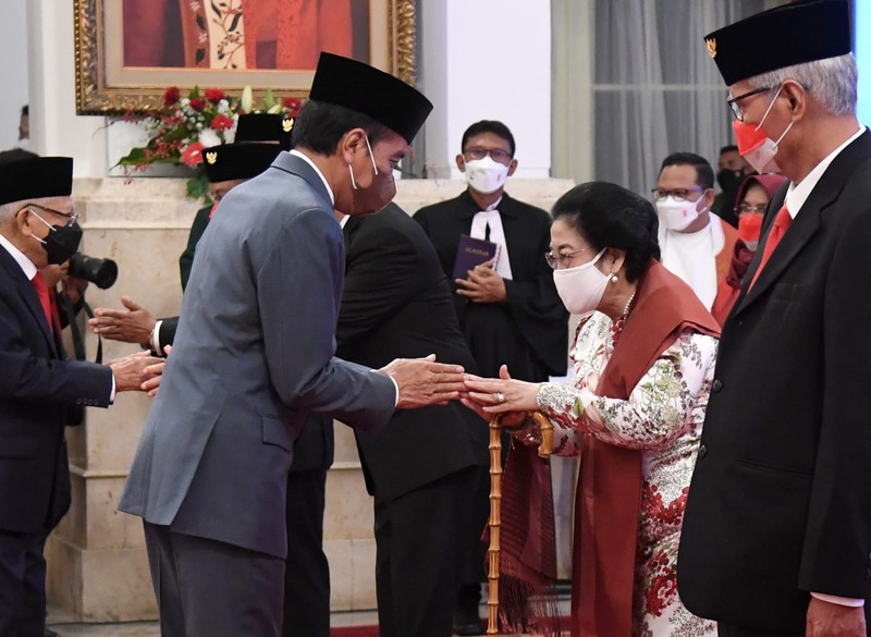 Presiden Joko Widodo melantik dan mengambil sumpah Dewan Pengarah, Kepala, dan Wakil Kepala Badan Pembinaan Ideologi Pancasila (BPIP) periode 2022-2027 di Istana Negara, Jakarta, pada Selasa, 7 Juni 2022. (Dok: Rusman Biro Pers Sekretariat Presiden) Presiden Joko Widodo melantik dan mengambil sumpah Dewan Pengarah, Kepala, dan Wakil Kepala Badan Pembinaan Ideologi Pancasila (BPIP) periode 2022-2027 di Istana Negara, Jakarta, pada Selasa, 7 Juni 2022. (Dok: Rusman Biro Pers Sekretariat Presiden)