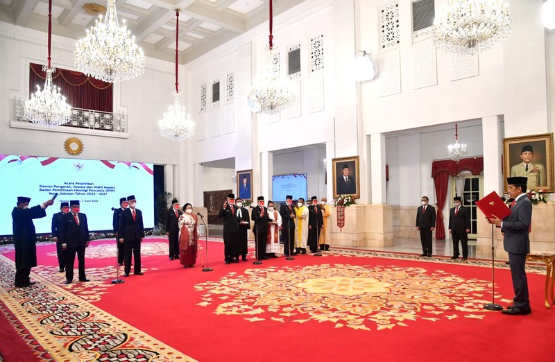Presiden Joko Widodo melantik dan mengambil sumpah Dewan Pengarah, Kepala, dan Wakil Kepala Badan Pembinaan Ideologi Pancasila (BPIP) periode 2022-2027 di Istana Negara, Jakarta, pada Selasa, 7 Juni 2022. (Dok: Rusman Biro Pers Sekretariat Presiden) Presiden Joko Widodo melantik dan mengambil sumpah Dewan Pengarah, Kepala, dan Wakil Kepala Badan Pembinaan Ideologi Pancasila (BPIP) periode 2022-2027 di Istana Negara, Jakarta, pada Selasa, 7 Juni 2022. (Dok: Rusman Biro Pers Sekretariat Presiden)
