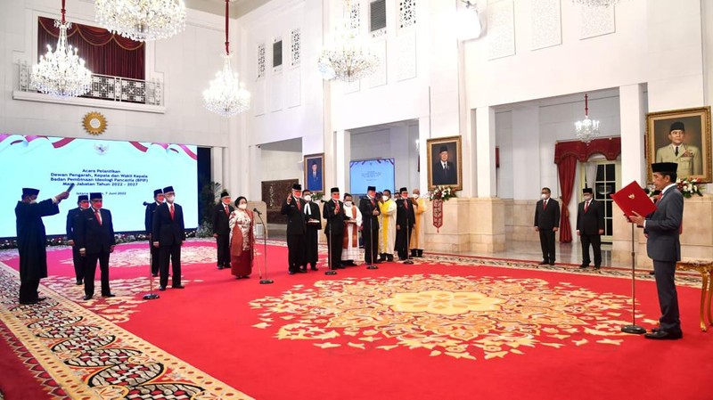 Presiden Joko Widodo melantik dan mengambil sumpah Dewan Pengarah, Kepala, dan Wakil Kepala Badan Pembinaan Ideologi Pancasila (BPIP) periode 2022-2027 di Istana Negara, Jakarta, pada Selasa, 7 Juni 2022. (Dok: Rusman Biro Pers Sekretariat Presiden)