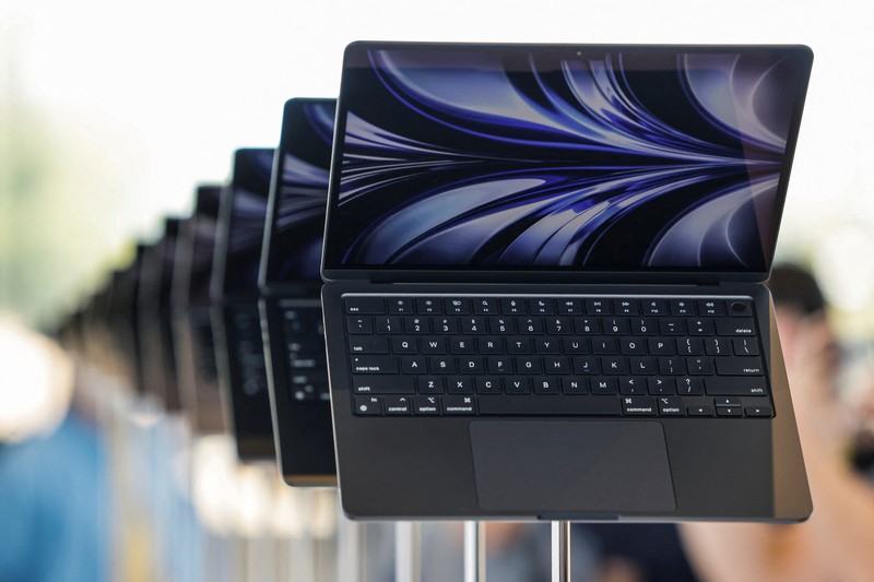 Laptop MacBook Air yang baru didesain ulang ditampilkan selama WWDC22 di Apple Park pada 06 Juni 2022 di Cupertino, California. CEO Apple Tim Cook memulai konferensi pengembang tahunan WWDC22. (Getty Images/Justin Sullivan)