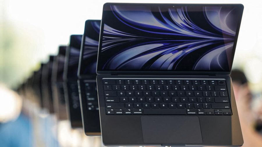 Laptop MacBook Air yang baru didesain ulang ditampilkan selama WWDC22 di Apple Park pada 06 Juni 2022 di Cupertino, California. CEO Apple Tim Cook memulai konferensi pengembang tahunan WWDC22. (Getty Images/Justin Sullivan)
