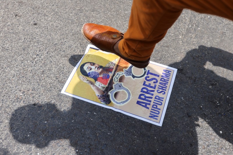 Aktivis Muslim meneriakkan slogan-slogan sebagai reaksi atas pernyataan pemimpin dan juru bicara BJP yang ditangguhkan Nupur Sharma tentang Nabi Muhammad selama protes di Bhendi Bazar. (Hindustan Times via Getty Images/Hindustan Times)